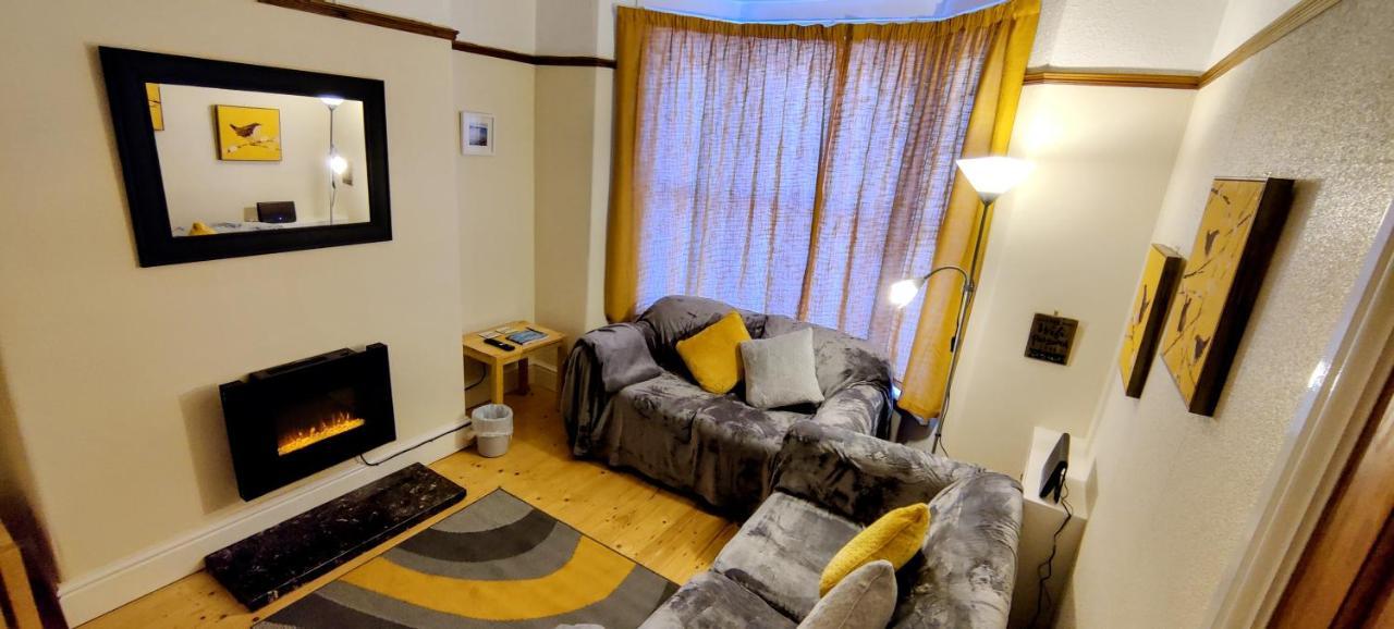 Rhubarb Terrace On The Coast - Sleeps 1-6 Villa Colwyn Bay Exteriör bild